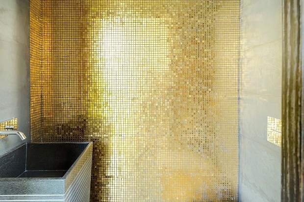 Симпатичная золотая мелкая мозаика станет просто отличным решением при декорировании комнаты такого типа.
