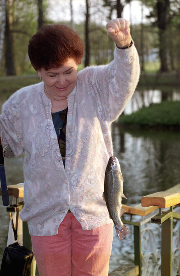 Наина Ельцина во время отдыха.
