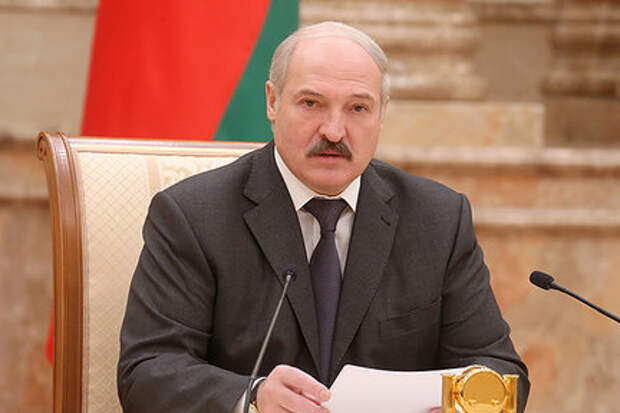 Лукашенко призвал белорусских писателей создавать произведения уровня "Война и мир"