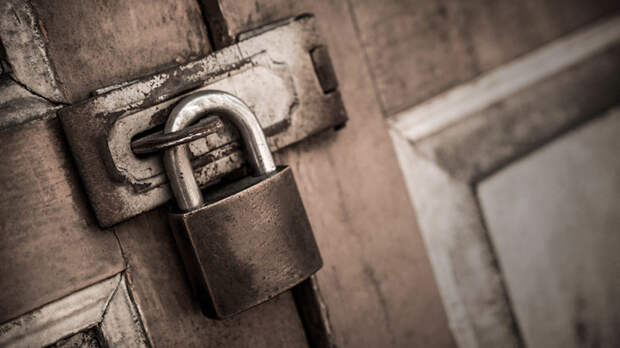 ЖИЗНЬ ПОД ЗАМКОМ: КОМУ ВЫГОДЕН ЛОКДАУН В РОССИИ