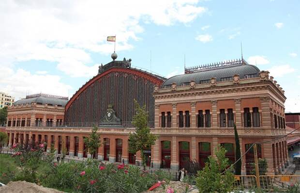 Центральный железнодорожный вокзал Мадрида (Испания).