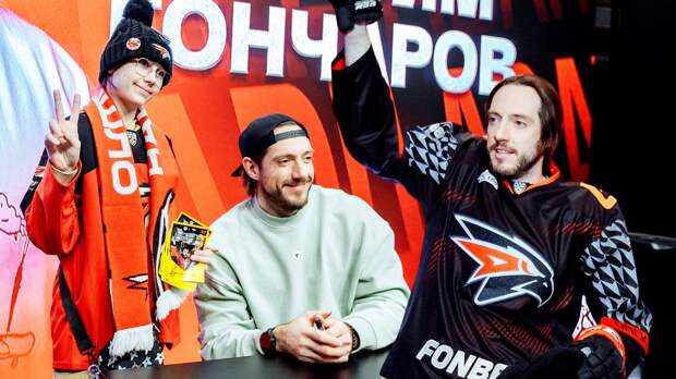 Переоделся в ястреба, наградил лучшего защитника января, заряжал кричалки с трибун. Как Гончаров съездил в Омск