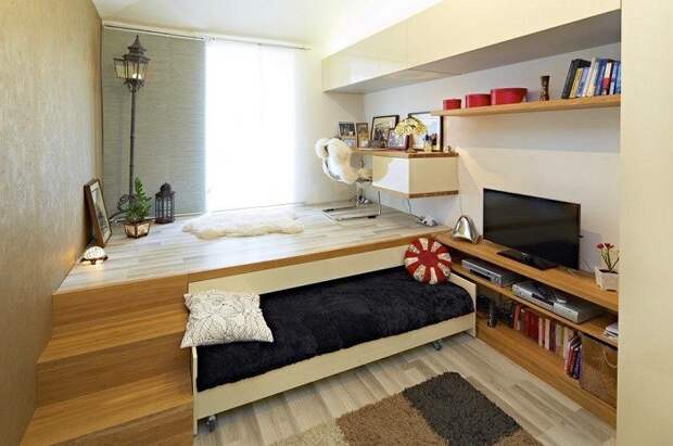 Кровать в полувыдвинутом состоянии превращается в диван. / Фото: fotostrana.ru