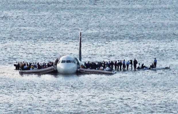 Эвакуация пассажиров после приводнения самолета в Гудзоне