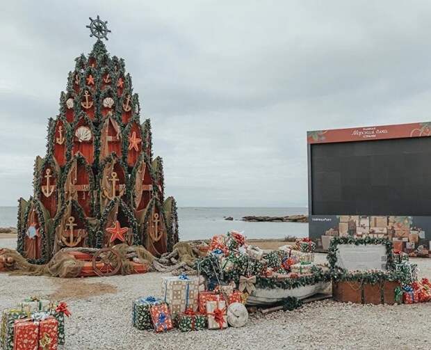 В Судаке установили восьмиметровую ёлку из лодок и якорей