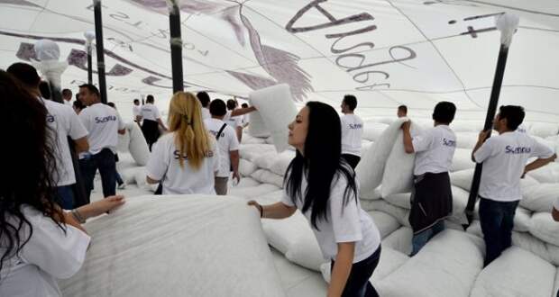 Самая большая подушка в мире (7 фото)