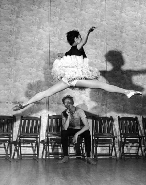 Известная балерина Тамара Туманова и комик Дэнни Кей, 1945 год