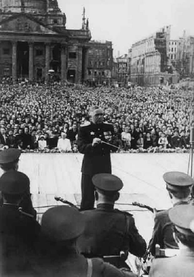Ансамбль Александрова. Исторический «концерт на руинах» в Берлине 18 августа 1948 года. Дирижирует Борис Александров.