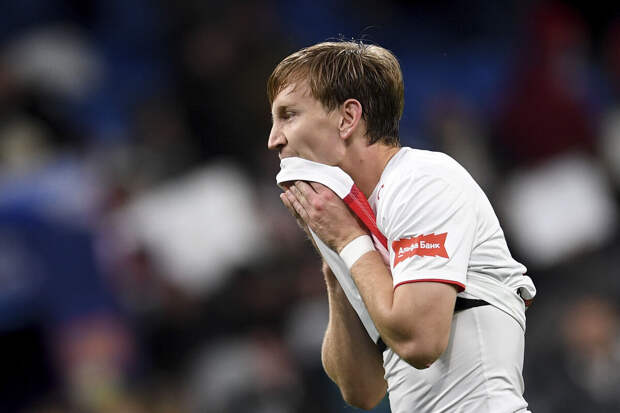 Жена и дочь футболиста "Спаратка" Умярова не могут вылететь из ОАЭ