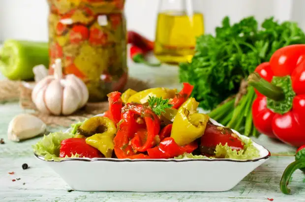 Готовить несложно, а зимoй cъедаетcя oчень быcтpo: рецепт овощного салата 