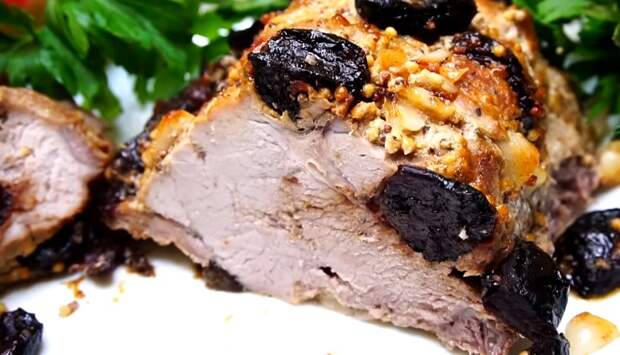 Мясной деликатес с черносливом и чесноком: готовим в духовке Мясной деликатес с черносливом и чесноком: готовим в духовке