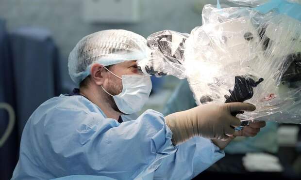 В НИИТО женщине удалили сложную опухоль, которая маскировалась под рассеянный склероз