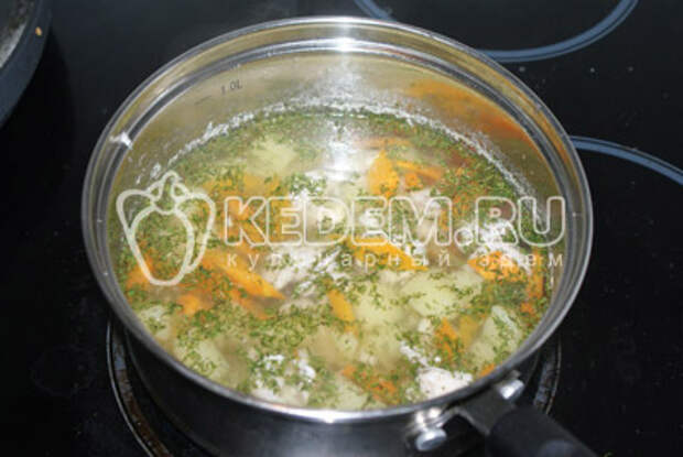 Добавить овощи к курице, посолить по вкусу и варить до готовности. Добавить мелко порезанный укроп.  - Диетический суп с куриной грудкой. Кулинарный рецепт с фотографиями приготовления диетического супа с куриной грудкой