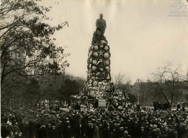 Митинг у памятника Сталину 9 марта 1956 года, Тбилиси.