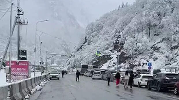 Сотни людей застряли на границе России и Грузии из‑за снегопадов и лавинной опасности