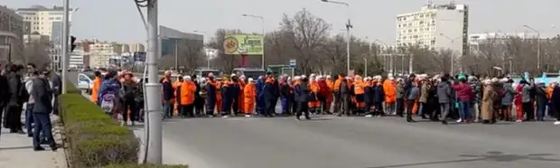 В акимате Мангистау прокомментировали перекрытие автодороги рабочими
