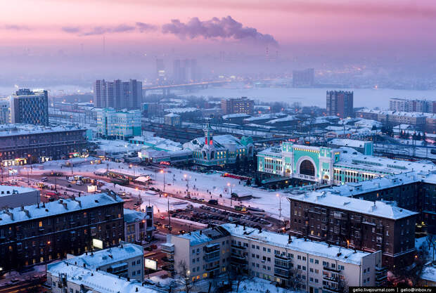 Площадь Гарина-Михайловского и вокзал «Новосибирск-Главный».