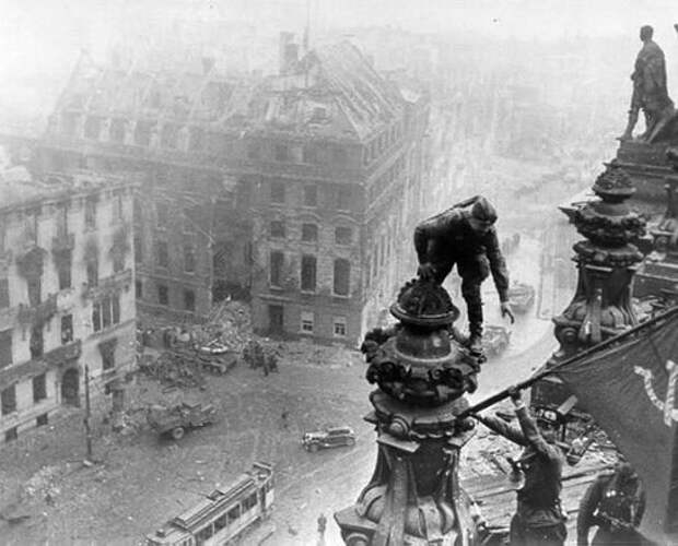 75 лет назад над Рейхстагом водрузили Знамя Победы, изображение №8