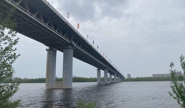 Водителей большегрузов начнут штрафовать за проезд по метромосту