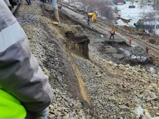 Следователи организовали проверку после частичного разрушения железнодорожной насыпи