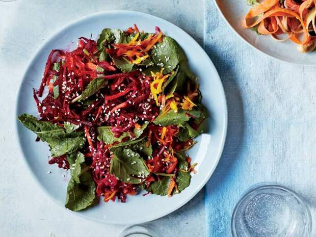 Свекольный салат с кунжутом. \ Фото: pinterest.com.