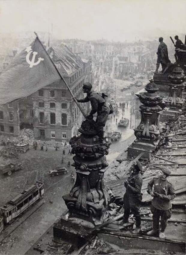 75 лет назад над Рейхстагом водрузили Знамя Победы, изображение №11