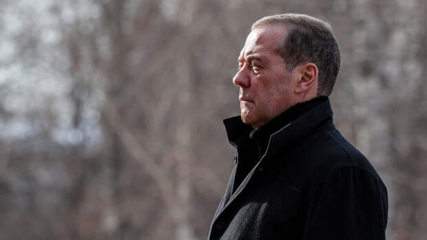 Медведев: судьба Гитлера и Муссолини — показательный пример для властей Киева