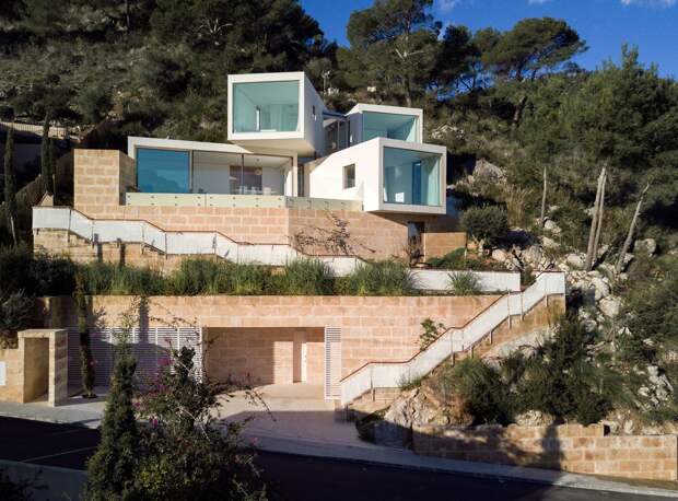 Загородный дом с бассейном на склоне в Испании