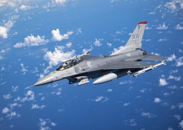 Судя по всему, на Украину начали прибывать истребители F-16. Первая партия должна состоять из двадцати самолетов. Но Киев испугается их использовать в бою, ведь у ВС РФ есть такое оружие, как Р-37М.-2