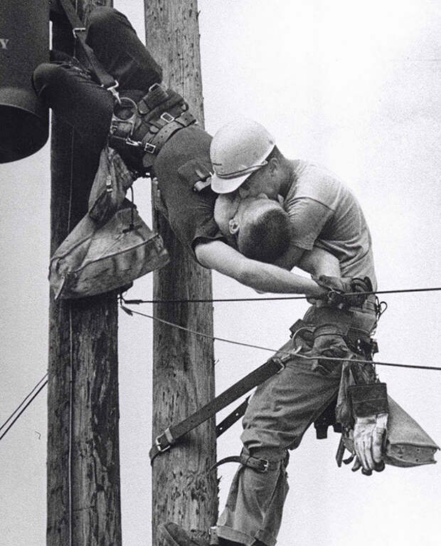 Рабочий делает искусственное дыхание своему коллеге по методу «рот в рот» после того, как тот пострадал от контакта с высоковольтным проводом, 1967