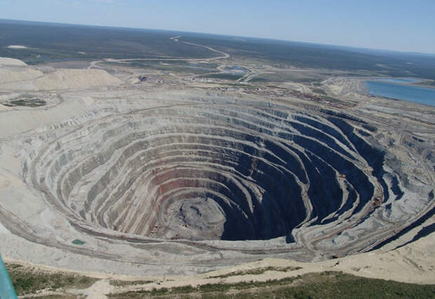Удачный, Россия Месторождение алмазов на севере Якутии расположено в 20 километрах от северного полярного круга. С 1982 года оно отрабатывалось открытым способом, пока в 2014 году не заработал подземный рудник. Глубина карьера «Удачный» составляет 585 метров.