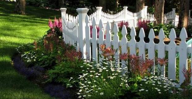 Белый деревянный заборчик для клумб и цветников