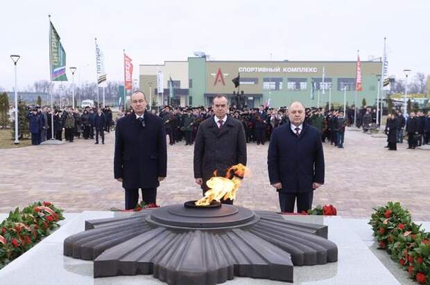 Кондратьев и Бурлачко возложили цветы в военно-патриотическом центре «Патриот»