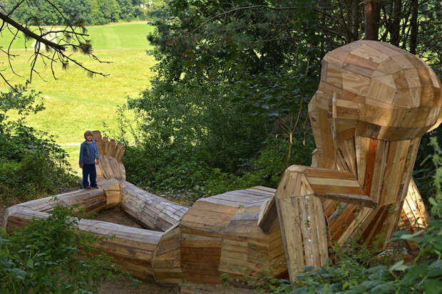 Художник прячет деревянных гигантов в парках Копенгагена деревянные гиганты, скульптура, художник