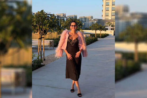 Актриса Лиза Моряк в платье с декольте из кружева снялась на отдыхе