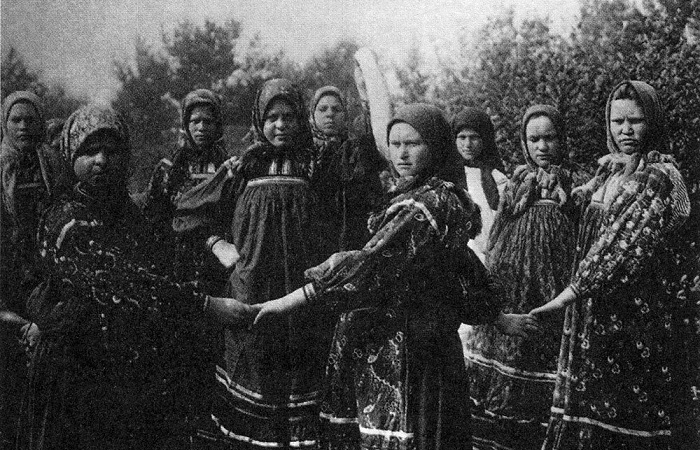 Девочки-подростки на этой фотографии многим кажутся сейчас взрослыми, молодыми женщинами. Девочки-подростки на этой фотографии многим кажутся сейчас взрослыми, молодыми женщинами.