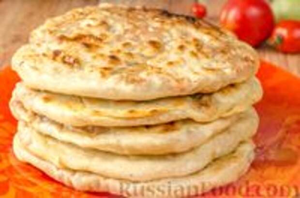 Фото к рецепту: Лепёшки с фаршем, помидорами и зеленью