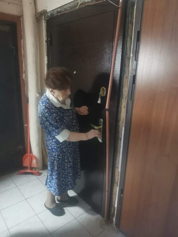 Жители Марьиной рощи купили и установили входную дверь ветерану войны