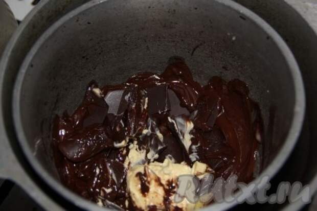 Шоколад черный и сливочное масло растопить на водяной бане до полного расплавления шоколада. 