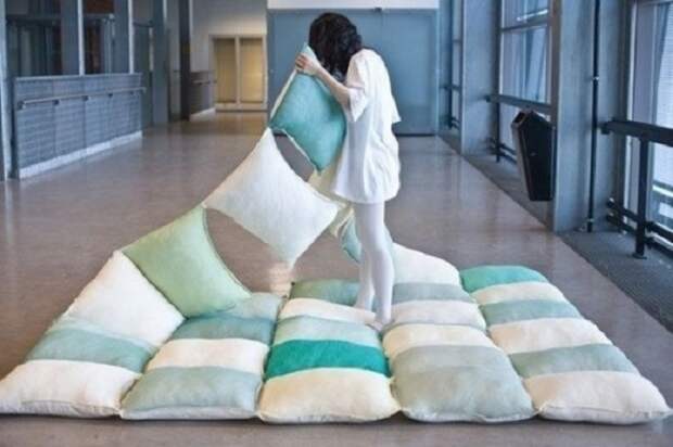Это одеяло отлично подойдет для пикника. Потребуется сшить подушки между собой и готово.