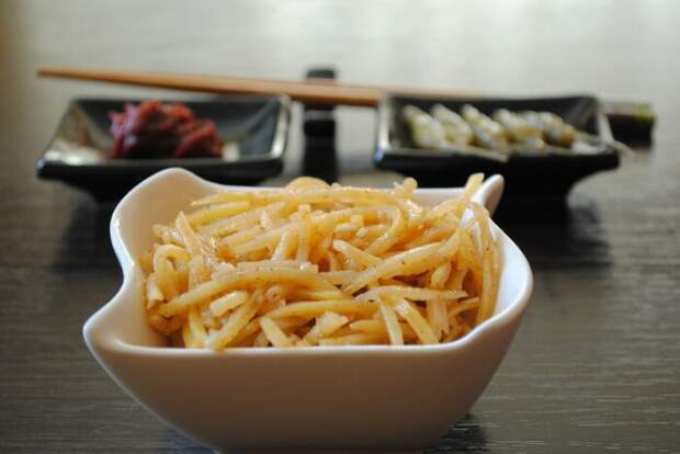 Корейский салат из картофеля. \ Фото: pinterest.ru.