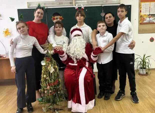 Педагоги Адыгейска подарили воспитанникам школы-интерната новогоднее настроение и заботу