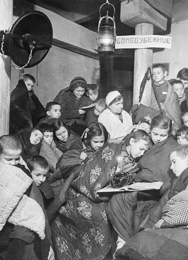 Дети в бомбоубежище во время налета авиации противника.  Ленинград.
