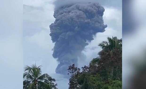 В Индонезии за сутки произошло 76 извержений вулкана Дуконо