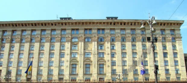 На Крещатике под зданием КГГА подожгли шины