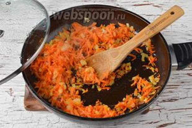 Обжарить, помешивая, лук и морковь на подсолнечном масле (5 ст. л.), 3-4 минуты на небольшом огне.