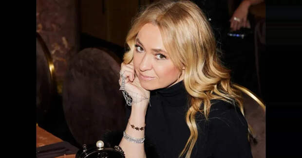 Яна Рудковская, Ксения Раппопорт, Юрий Колокольников с женой и Виктория Шелягова на светском ужине модного бренда