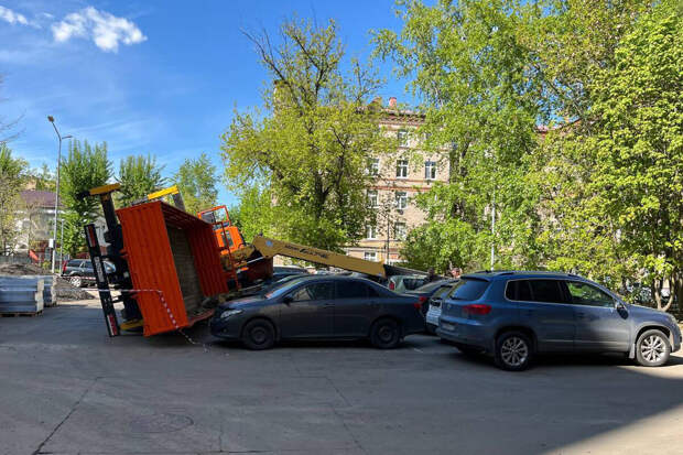 В Петербурге автокран опрокинулся на припаркованные автомобили во время разгрузки