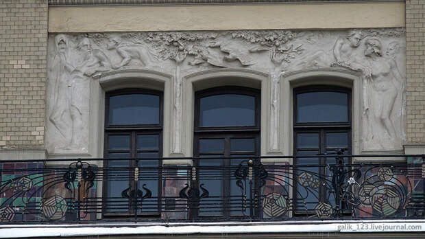 Скульптурный фриз «Времена года», опоясывающий здание гостиницы «Метрополь». Главный фасад здания. Николай Андреев.