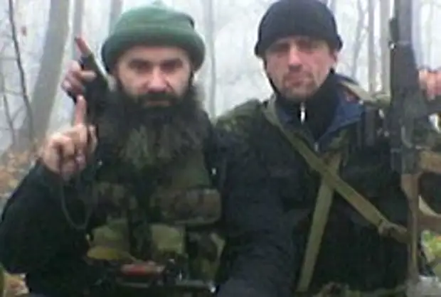 Поднятый палец вверх у мусульман. Аслан Гугаев боевик. Чеченец с пальцем. Поднятый вверх указательный палец чеченцы. Чеченцы палец вверх.